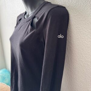 ALO Yoga Women's Elegant Black Long Sleeve Tee Mantra